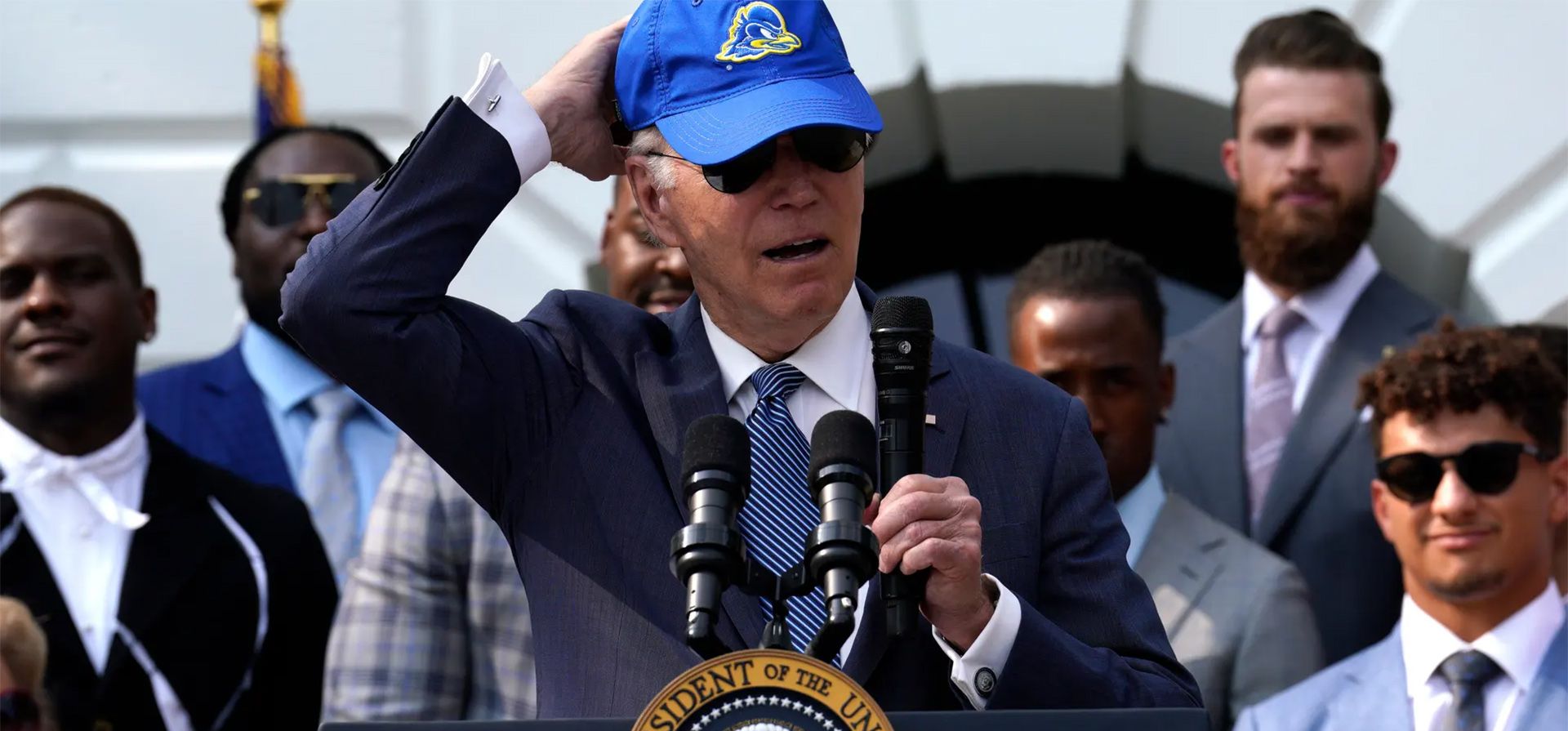 Washington DC, EE. UU. El presidente Joe Biden usa una gorra de la Universidad de Delaware mientras recibe a los Kansas City Chiefs para celebrar su victoria en el Super Bowl LVII, en el jardín sur de la Casa Blanca. Fotografía: Yuri Gripas/EPA Washington DC, EE. UU. El presidente Joe Biden usa una gorra de la Universidad de Delaware mientras recibe a los Kansas City Chiefs para celebrar su victoria en el Super Bowl LVII, en el jardín sur de la Casa Blanca. Fotografía: Yuri Gripas/EPA
