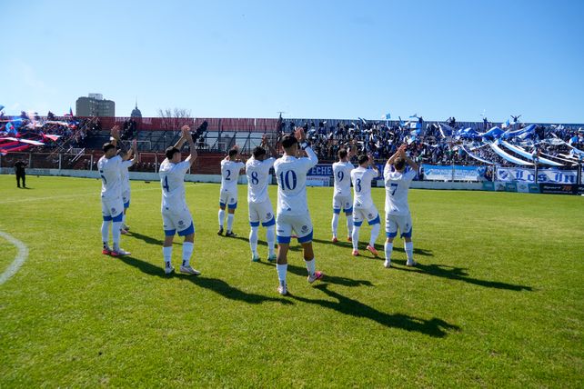 Agradecimiento salaíto. Los jugadores de Argentino saludan a los hinchas que se instalaron en la calle Gálvez. No le pudieron devolver el apoyo con una actuación convincente.