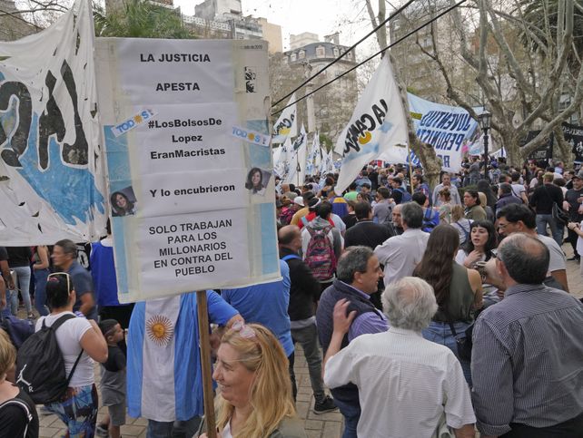 Militantes y dirigentes del Frente de Todos se acercaron a la Plaza 25 de Mayo para respaldar a Cristina Kirchner.