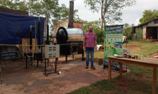 Rosner exhibe su laboratorio con el cual recicla el plástico y lo transforma en combustible.