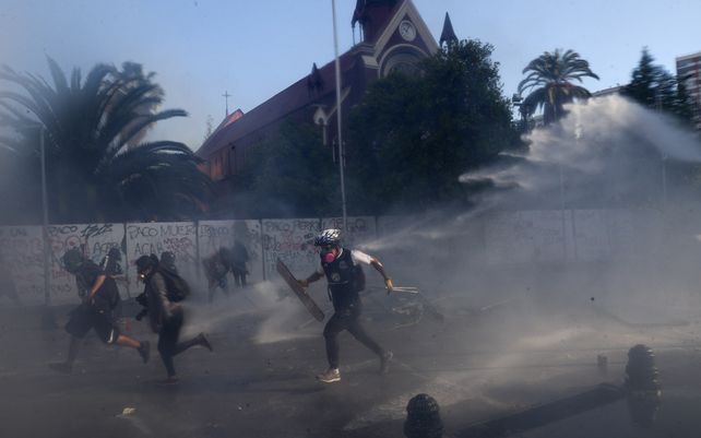 Incendios y destrozos a un año de las protestas sociales que sacudieron a Chile