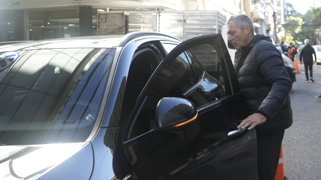 Frank Kudelka sube a su auto para encarar hacia Belle Vista
