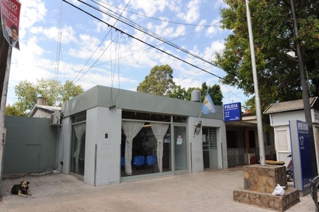 Una pareja llamó a la policía tras ser retenida en un motel por una habitación sucia
