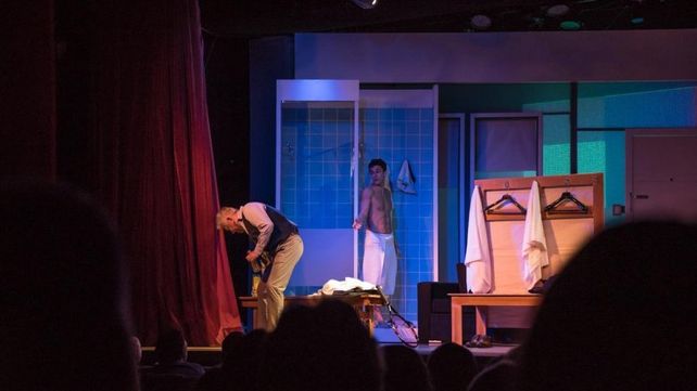 Las imágenes del desnudo de Mariano Martínez en teatro