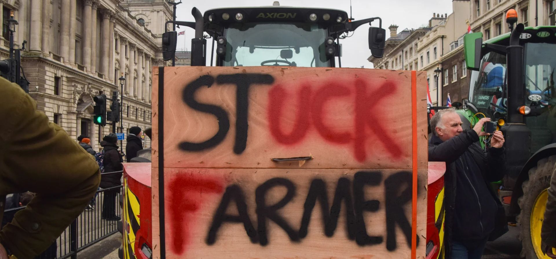 Agricultores apuntan al primer ministro, Keir Starmer, con su pancarta en una protesta contra los cambios en el impuesto de sucesiones, Londres, Inglaterra. Fotografía: Vuk Valcic/ZUMA Press Wire/REX/Shutterstock Agricultores apuntan al primer ministro, Keir Starmer, con su pancarta en una protesta contra los cambios en el impuesto de sucesiones, Londres, Inglaterra. Fotografía: Vuk Valcic/ZUMA Press Wire/REX/Shutterstock