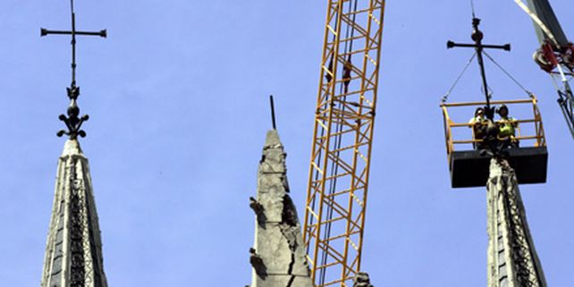 Retiraron de iglesia porte&ntilde;a una cruz de media tonelada que estaba por caerse