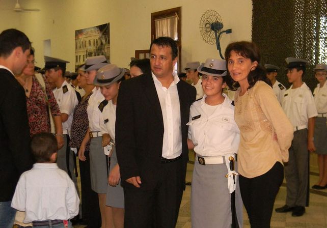 Los emocionados familiares entregaron el símbolo del mando a los cadetes de Vto año.