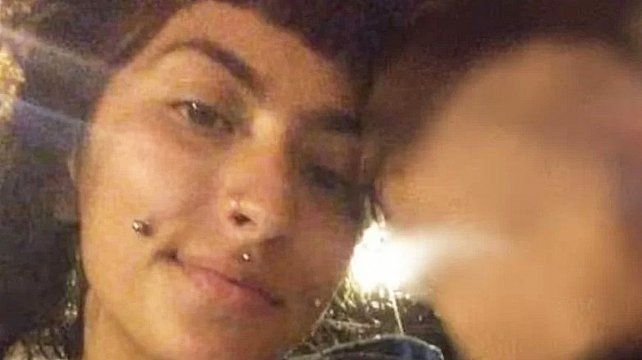 La joven víctima de femicidio estaba desaparecida desde hacía cinco días. Tenía heridas punzocortantes. Hay dos personas detenidas. Una es su pareja
