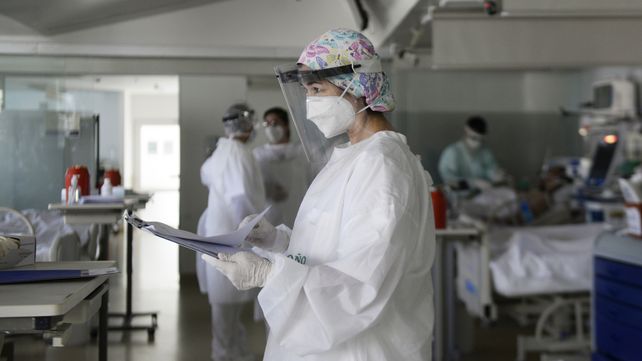Una médica trabaja en la unidad de terapia intensiva del Sanatorio Parque.