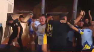 El alocado festejo de hinchas de Central con un policía paraguayo que reparó un micro