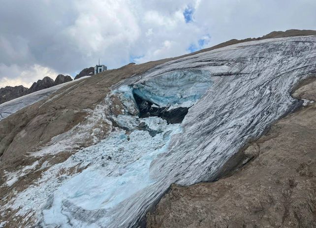 El enorme hueco que dejó en el glaciar de la montaña el desprendimiento del domingo.