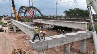 Nuevo puente Santa Fe-Santo Tomé: comenzó la colocación de las vigas longitudinales