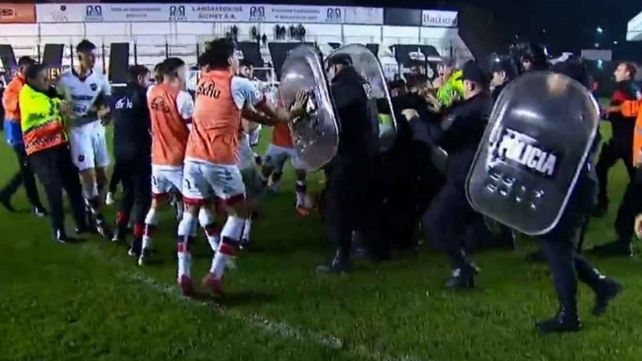 Los jugadores de Patronato se descontrolaron con Baliño al final del partido. El VAR dio para todas las opiniones