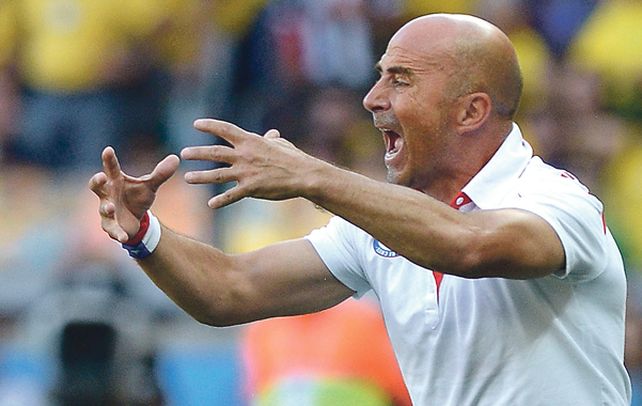Siempre enérgico. Sampaoli logró que la selección de Chile les juegue de igual a igual a las potencias del mundo.