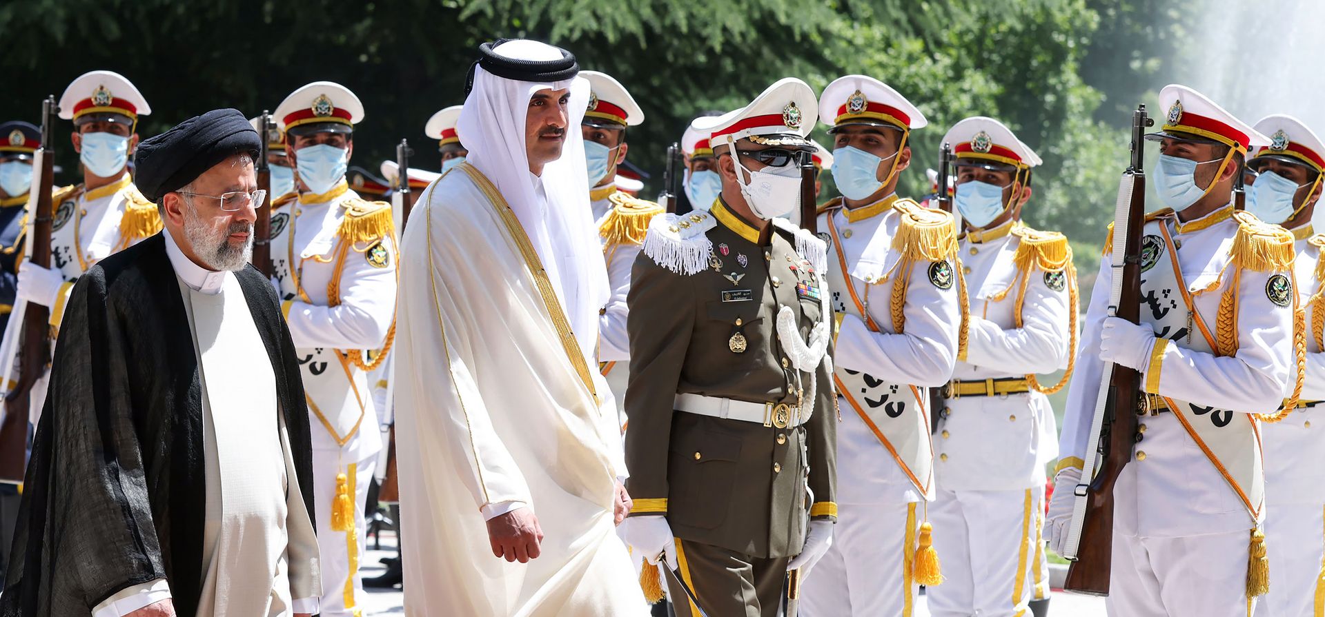 El emir de Qatar, el jeque Tamim bin Hamad Al Thani, pasa revista a una guardia de honor mientras es recibido por el presidente Ebrahim Raisi, durante una ceremonia de llegada oficial en el Palacio de Saadabad en Teherán, Irán, el jueves 12 de mayo de 2022. El emir de Qatar llegó a Teherán para conversar con el presidente iraní cuando los esfuerzos para salvar el acuerdo nuclear de Teherán con las potencias mundiales se estancaron
