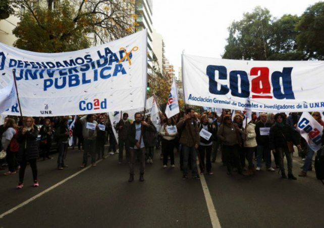 Es la tercera medida de fuerza que realizarán los docentes universitarios para pedir por la actualización de sus salarios.