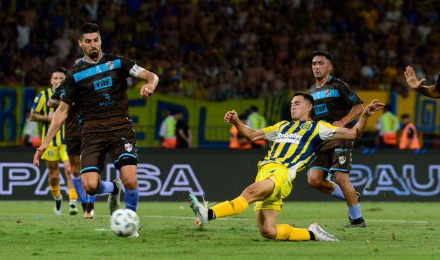 Lovera ya hizo todo a la perfección y define de zurda para poner a Central arriba en el marcador.
