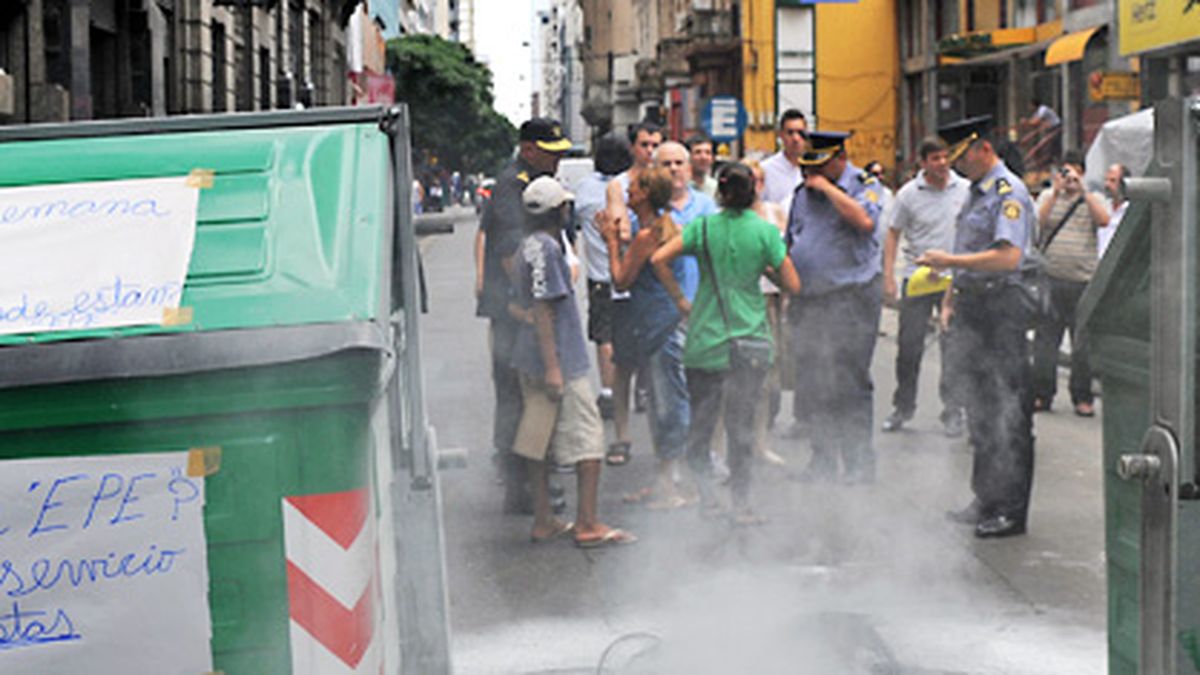 Hartos de los apagones, los vecinos cortan las calles y exigen respuestas
