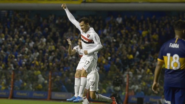 Cristian Insaurralde y la celebraci&oacute;n del gol ante Boca en La Bombonera