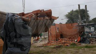Demolieron una construcción irregular levantada en un terreno fiscal, cerca del arroyo Las Viejas