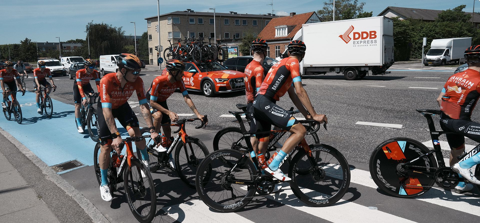 Los ciclistas del equipo Bahrain Victorious regresan después de un entrenamiento cerca de Copenhague, Dinamarca, el jueves 30 de junio de 2022. La policía registró los hogares de los ciclistas y el personal del equipo Bahrain Victorious antes de partir hacia Dinamarca y la policía danesa registró el hotel del equipo a principios de la mañana en la investigación en curso desde el Tour de Francia de 2021, el equipo está en el punto de mira de una investigación de la fiscalía de Marsella.