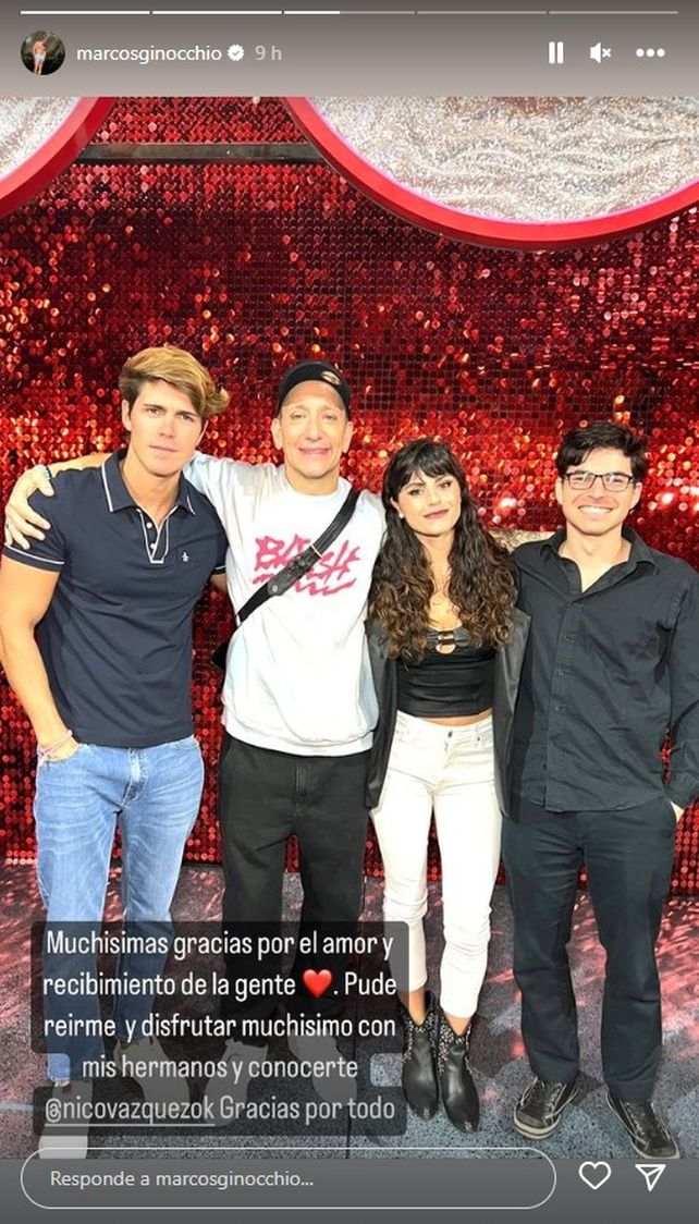 Marcos Ginocchio junto a sus hermanos y Nico Vázquez después de ver 