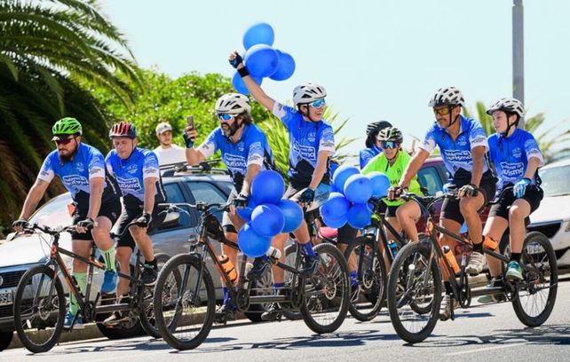 Zemborain (celular en mano) y su hijo Santiago (puño en alto) en una pedaleada en el marco de la marea azul.