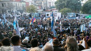 La expresidenta Cristina Fernández reapareció este martes con un mensaje grabado por el 9 de Julio, en el que cuestionó la situación económica actual. Los militantes la escucharon en Parque Lezama