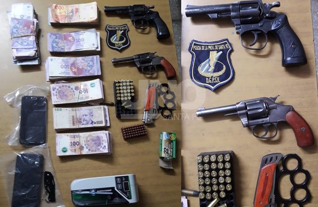 Persecución en la ruta: dos jóvenes viajaban con armas cargadas y 128 mil pesos