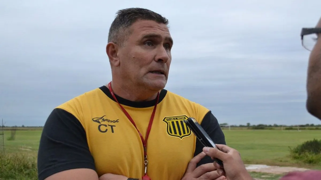 El DT rosarino Cacho Sialle envió un claro mensaje a sus dirigidos de Olimpo en cuanto a no pedir cambiar la camiseta con Boca en caso de un resultado adverso.