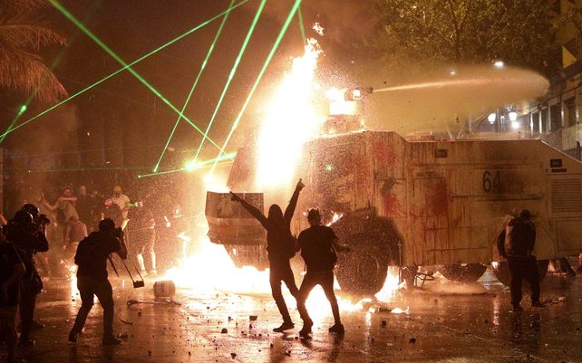 Incendios y destrozos a un año de las protestas sociales que sacudieron a Chile