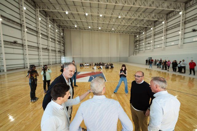 Frigerio junto a dirigentes en el Parque Berduc.