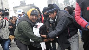 Maniestantes llevan en brazos a un herido en medio de la represión policial desatada en Jujuy.