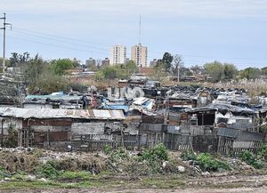 Barranquitas Sur: trabajan en la reubicación de 55 familias instaladas en el reservorio mientras aguardan el inicio de obras claves de saneamiento
