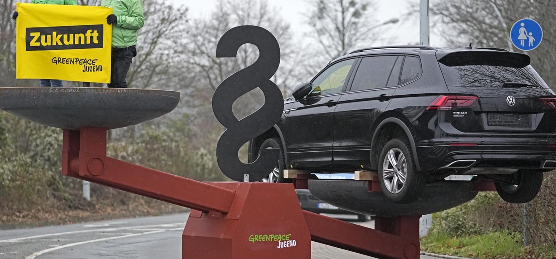 Activistas de Greenpeace protestan con una pancarta que dice "Futuro" a gran escala con un automóvil SUV durante la reunión de la Junta de Supervisión del fabricante de automóviles Volkswagen AG en Wolfsburg, Alemania, el jueves 9 de diciembre de 2021. 