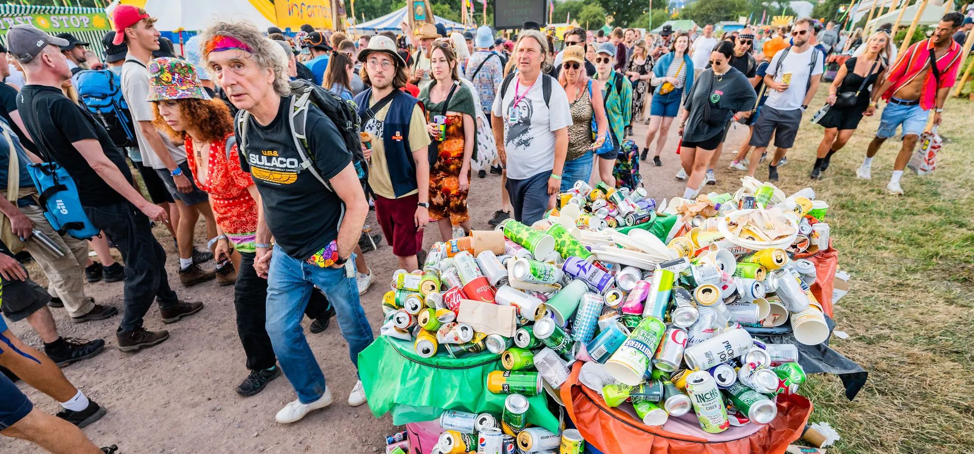 Pilton, Reino Unido. Los contenedores se desbordan con latas de bebidas mientras los fanáticos continúan llegando al Festival de Glastonbury. Fotografía: Guy Bell/Shutterstock Pilton, Reino Unido. Los contenedores se desbordan con latas de bebidas mientras los fanáticos continúan llegando al Festival de Glastonbury. Fotografía: Guy Bell/Shutterstock