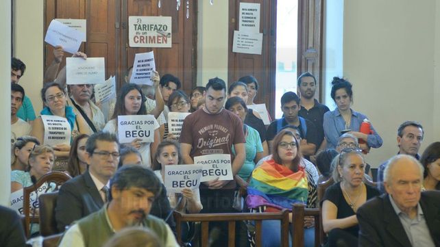 Concejales de Paraná tratan una nueva suba del boleto y vecinos protestan en el recinto
