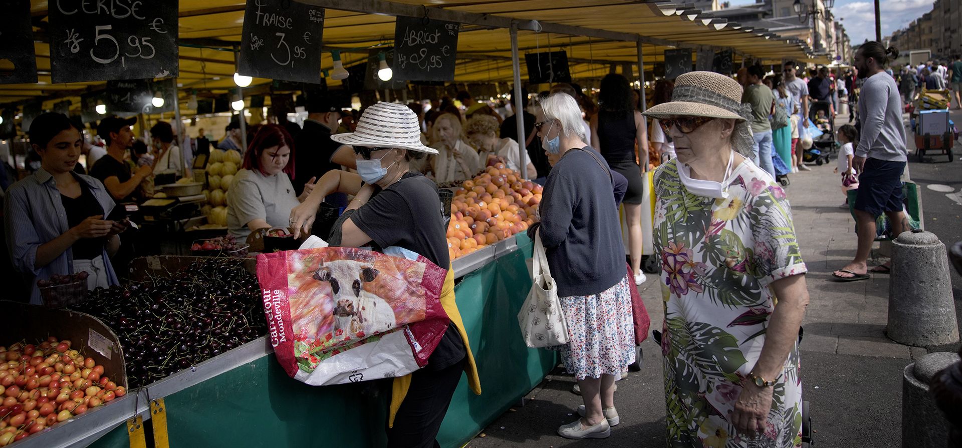 La gente compra en un mercado en Versalles, en las afueras de París, Francia. La inflación de Europa aumentó el mes pasado, extendiendo la presión sobre los hogares y manteniendo la presión sobre el Banco Central Europeo para desencadenar otro gran aumento de las tasas de interés. Los precios al consumidor subieron un 7% en abril respecto al año anterior, apenas por debajo de la tasa anual de 6,9% en marzo, dijo la agencia de estadísticas de la Unión Europea Eurostat el martes 2 de mayo de 2023. (Foto AP/ Christophe Ena, archivo)