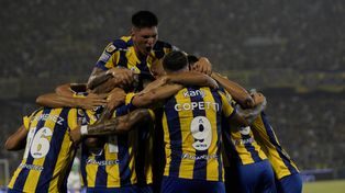 El loco festejo de los jugadores de Central tras el gol de Agustín Sández ante Sarmiento en el Gigante.
