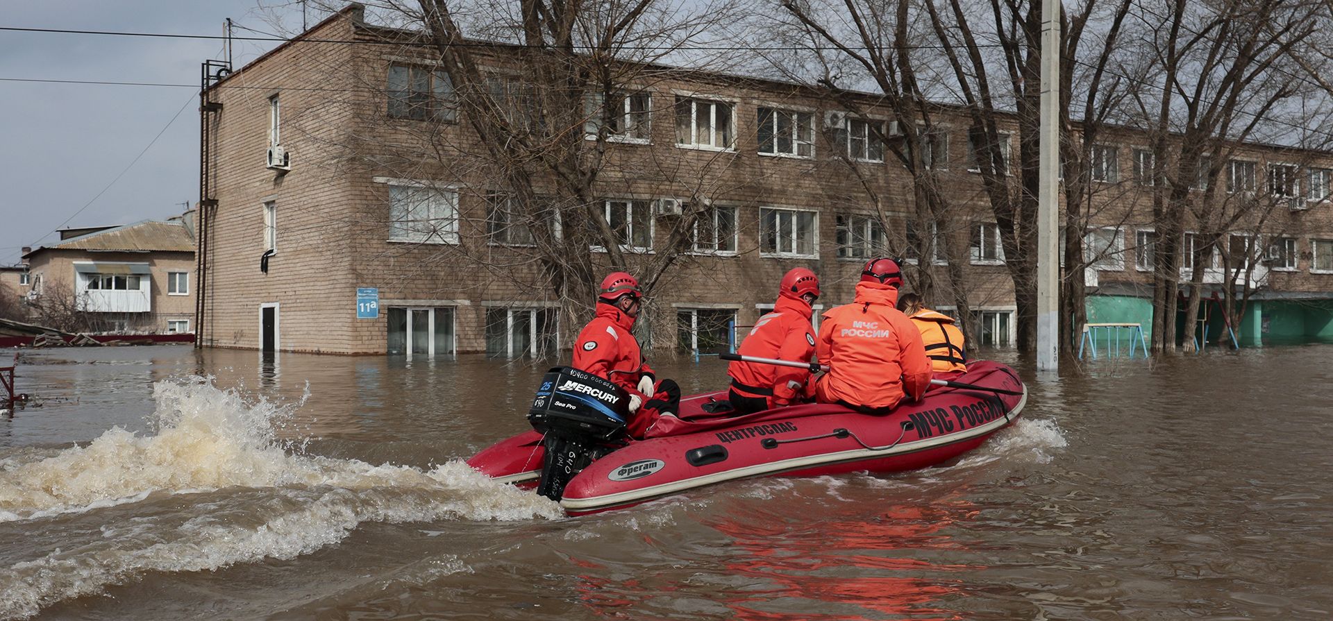 Empleados del Ministerio de Emergencia ruso viajan en bote por una calle inundada en Orenburg, Rusia, el viernes 12 de abril de 2024. Las inundaciones han provocado la evacuación de miles de personas en la región, ubicada a unos 1.200 kilómetros, al sureste de la capital de Moscú después una presa en el río rompió la semana pasada bajo la presión de las crecientes aguas. (Foto AP Empleados del Ministerio de Emergencia ruso viajan en bote por una calle inundada en Orenburg, Rusia, el viernes 12 de abril de 2024. Las inundaciones han provocado la evacuación de miles de personas en la región, ubicada a unos 1.200 kilómetros, al sureste de la capital de Moscú después una presa en el río rompió la semana pasada bajo la presión de las crecientes aguas. (Foto AP