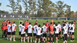 Martín Demichelis le manifestó al plantel sus intenciones de seguir.