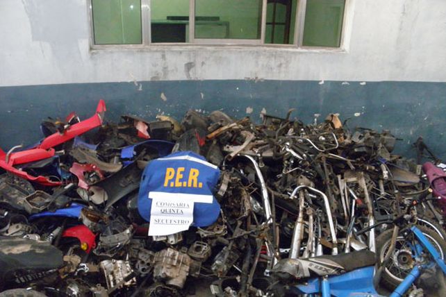 La policía secuestró un arsenal y centenares de motopartes