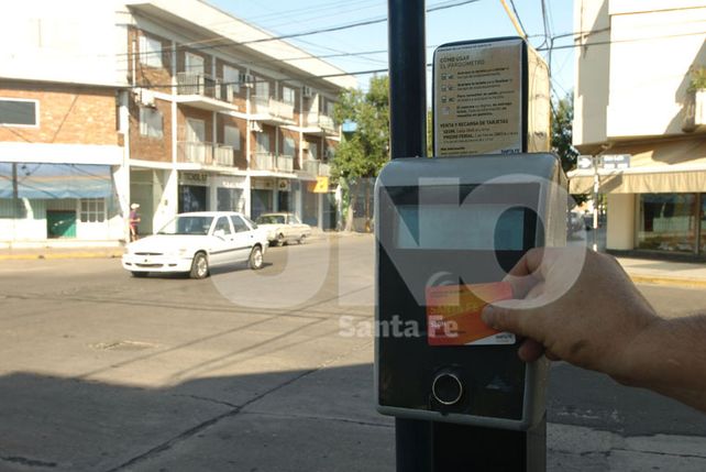 Estacionamiento medido: convocan a los usuarios a formatear la tarjeta por cambios en el software