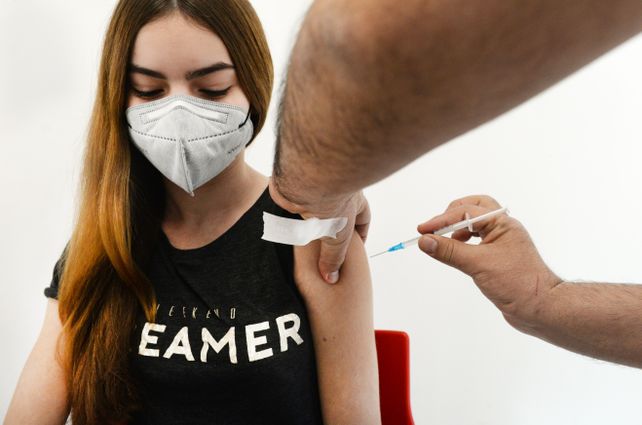 El Ministerio de Salud de la Nación aprobó la dosis de refuerzo de la vacuna contra el Covid-19 para los adolescentes de 12 a 17 años.&nbsp;