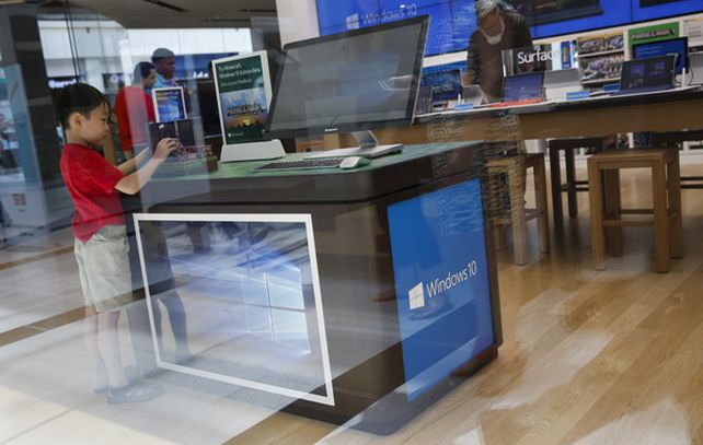 Un chico se detiene frente a una computadora en la que se aplica el sistema operativo Windows 10 en New York. (Foto: Reuters)