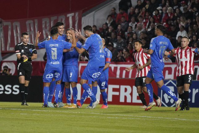 Los jugadores de la U. de Chile festejan el triunfo ante Estudiantes.