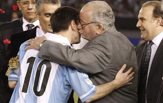 Grondona le entregó una plaqueta al crack de Barcelona