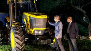 El gobernador de Córdoba, Juan Schiaretti, durante la presentación del nuevo tractor en el vigésimo aniversario de Pauny