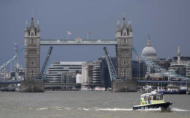 Un barco de la policía navega por el río Támesis en Londres