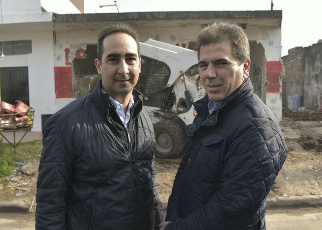 El intendente Tagliaferro y el ministro Ritondo presenciaron un operativo de demolición de un búnker.